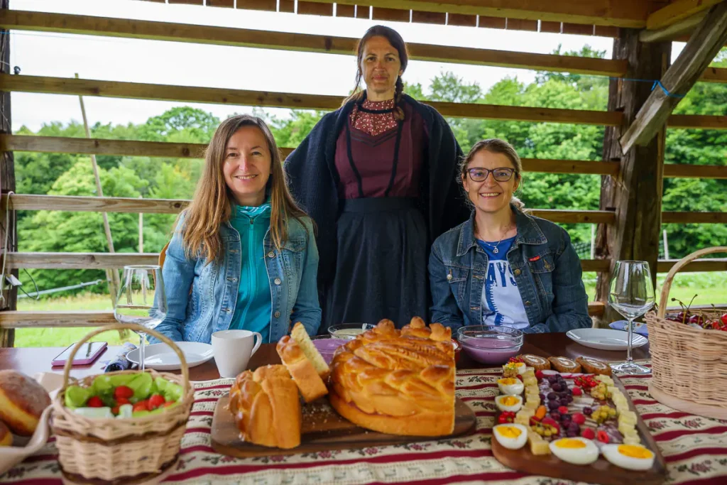 Cosa vedere in Dolenjska: itinerario di 3 giorni tra natura, storia e ospitalità 4 Assieme a Tanja Vesel e Mojca Badovinac di Visit Dolenjska.