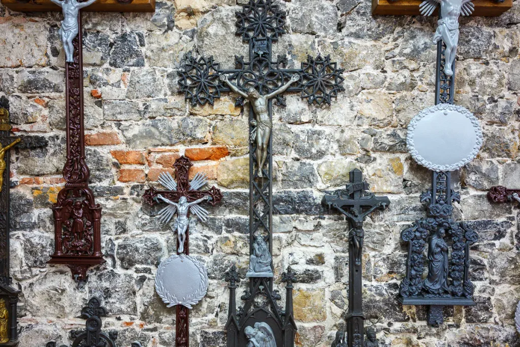 Cosa vedere in Dolenjska: itinerario di 3 giorni tra natura, storia e ospitalità 13 Alcune delle storiche croci in ferro battuto conservate al museo.