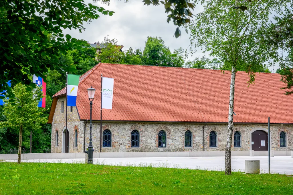 Cosa vedere in Dolenjska: itinerario di 3 giorni tra natura, storia e ospitalità 10 L'esterno del museo Natura 2000, un tempo parte della fonderia Auersperg.