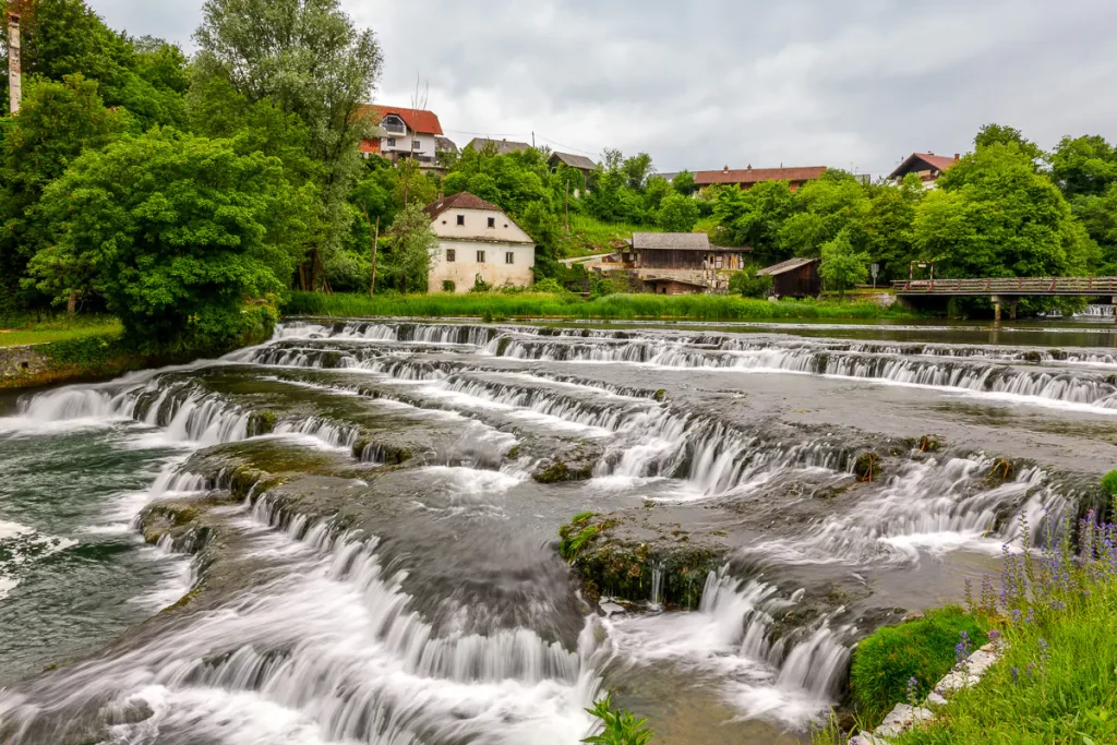 Cosa vedere in Dolenjska: itinerario di 3 giorni tra natura, storia e ospitalità 12 I celebri "lehnjakovi pragovi" sul fiume Krka.