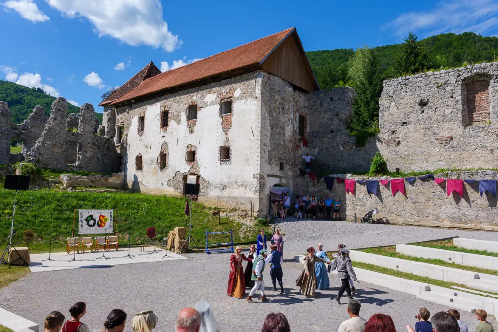 Cosa vedere in Dolenjska: itinerario di 3 giorni tra natura, storia e ospitalità 37 Renesančna Soteska, Soteska Rinascimentale, tornei, balli e tanto altro!