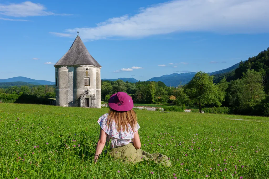 Cosa vedere in Dolenjska: itinerario di 3 giorni tra natura, storia e ospitalità 38 Hudičev Turn, la torre del diavolo a Soteska.
