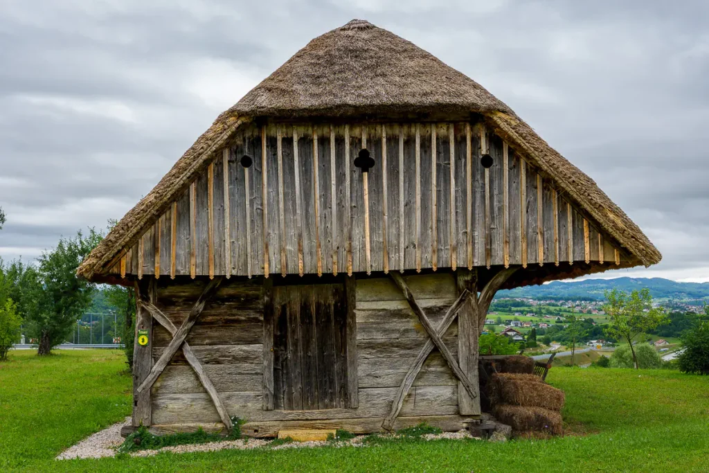 Cosa vedere in Dolenjska: itinerario di 3 giorni tra natura, storia e ospitalità 15 La kašča, il granaio, della Jurjeva Domačija vicino a Trebnje in Dolenjska.