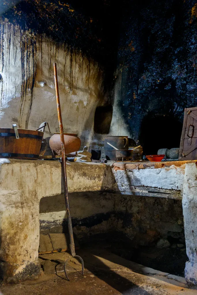 Cosa vedere in Dolenjska: itinerario di 3 giorni tra natura, storia e ospitalità 16 La črna kuhinja, cucina nera della Jurjeva Domačija.