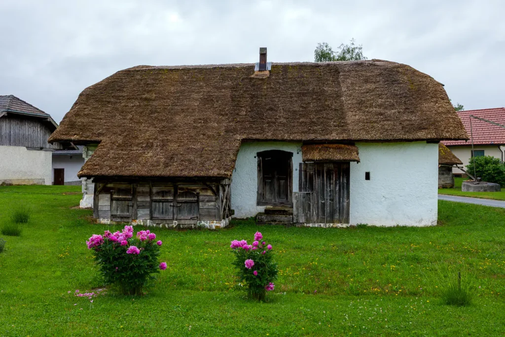 Cosa vedere in Dolenjska: itinerario di 3 giorni tra natura, storia e ospitalità 14 La Jurjeva Domačija, col suo splendido tetto di paglia.