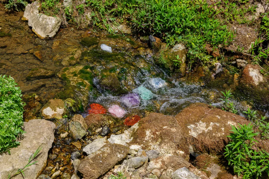 Cosa vedere in Dolenjska: itinerario di 3 giorni tra natura, storia e ospitalità 19 Minerali anche nel letto del torrente che attraversa la valle.