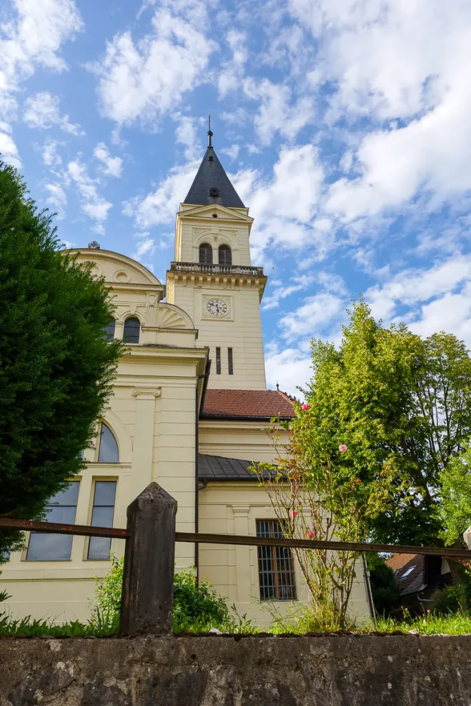 Cosa vedere in Dolenjska: itinerario di 3 giorni tra natura, storia e ospitalità 26 La chiesa parrocchiale di Santa Margherita a Šmarjeta.