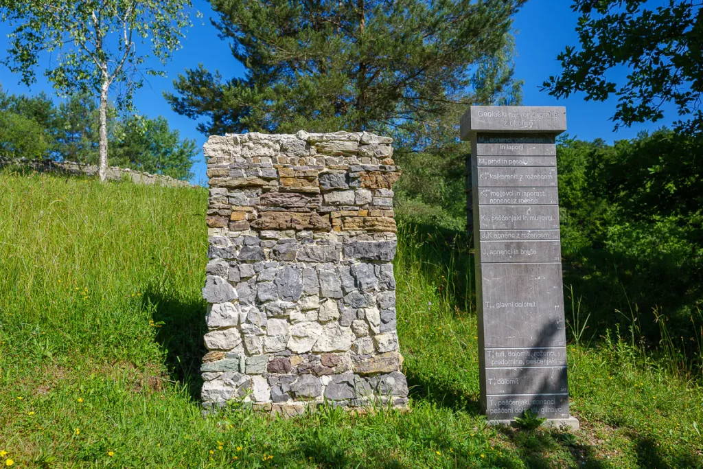 Cosa vedere in Dolenjska: itinerario di 3 giorni tra natura, storia e ospitalità 28 Gli strati di pietra che incontriamo nella natura della Dolenjska.