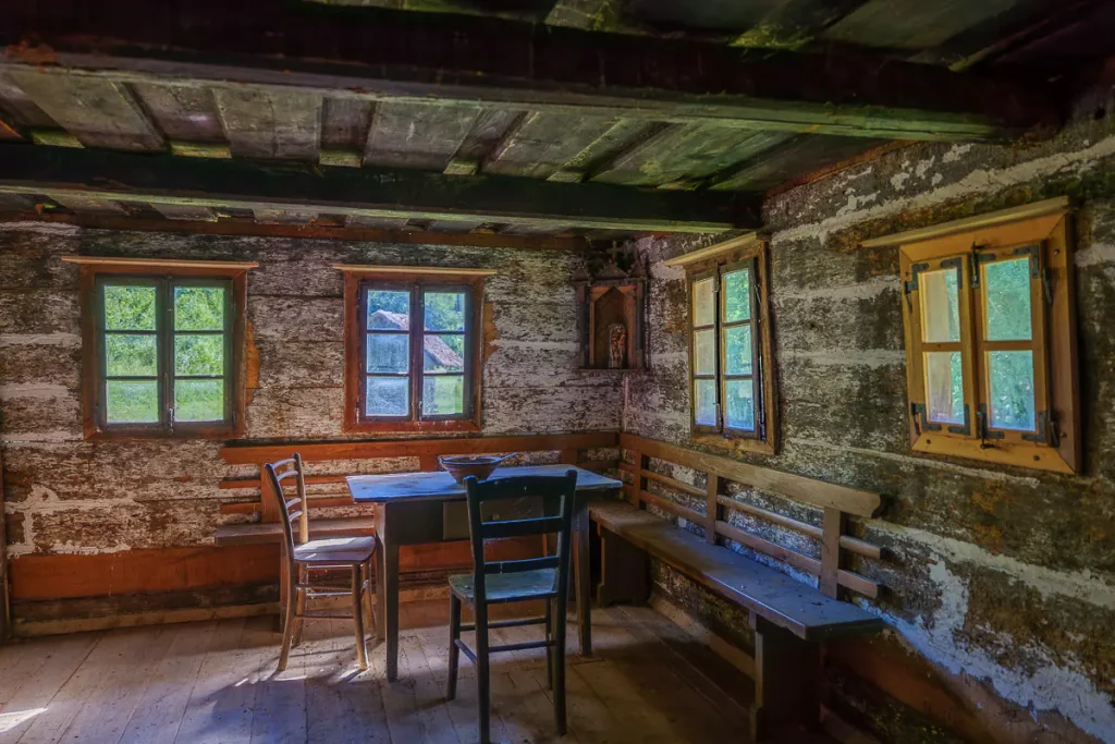 Cosa vedere in Dolenjska: itinerario di 3 giorni tra natura, storia e ospitalità 29 All'interno di una delle antiche case preservate cal centro erboristico.