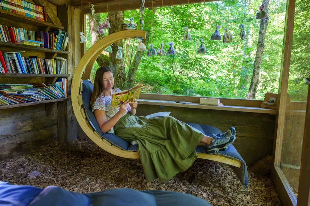 Cosa vedere in Dolenjska: itinerario di 3 giorni tra natura, storia e ospitalità 31 La magnifica libreria nel bosco, nel Centro Erboristico in Dolenjska.