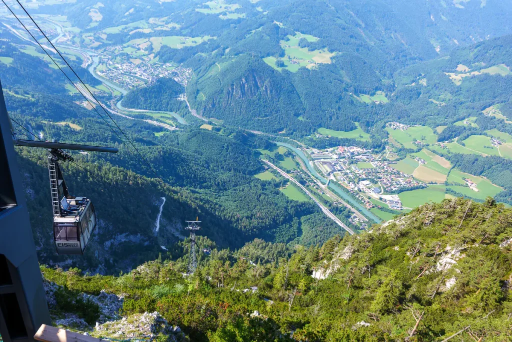 Cosa vedere a Werfen e dintorni: itinerario di 2 giorni nel Salisburghese 18 La funivia dell'Eisriesenwelt con Werfen a fondovalle.