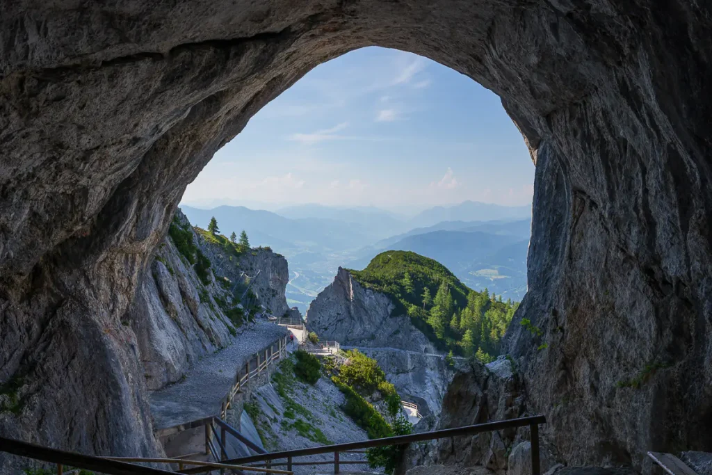 Cosa vedere a Werfen e dintorni: itinerario di 2 giorni nel Salisburghese 19 All'interno dello spettacolare ingresso dell'Eisriesenwelt di Werfen.