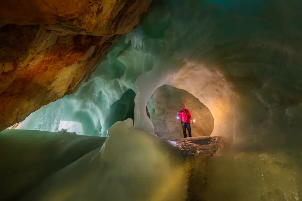 Cosa vedere a Werfen e dintorni: itinerario di 2 giorni nel Salisburghese 21 La nostra guida illumina le spettacolari grotte ghiacciate dell'Eisriesenwelt.
