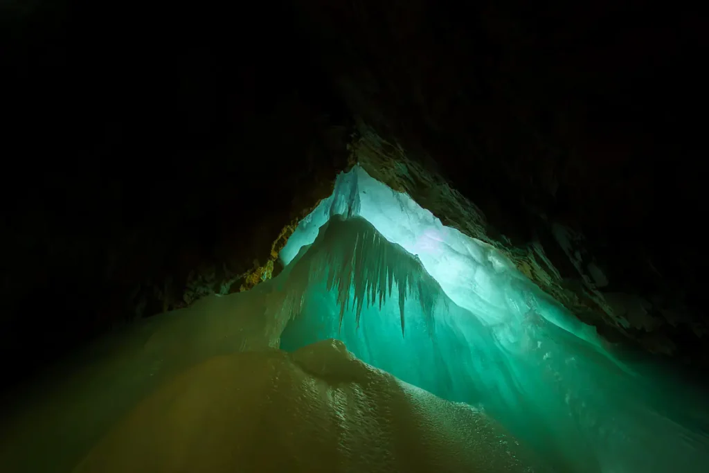 Cosa vedere a Werfen e dintorni: itinerario di 2 giorni nel Salisburghese 22 Le incredibili conformazioni di ghiaccio dell'Eisriesenwelt.