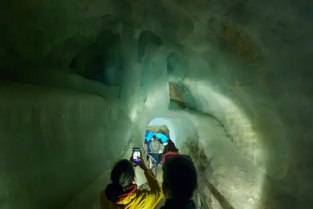 Cosa vedere a Werfen e dintorni: itinerario di 2 giorni nel Salisburghese 26 Camminando tra tunnel di ghiaccio all'Eisriesenwelt.