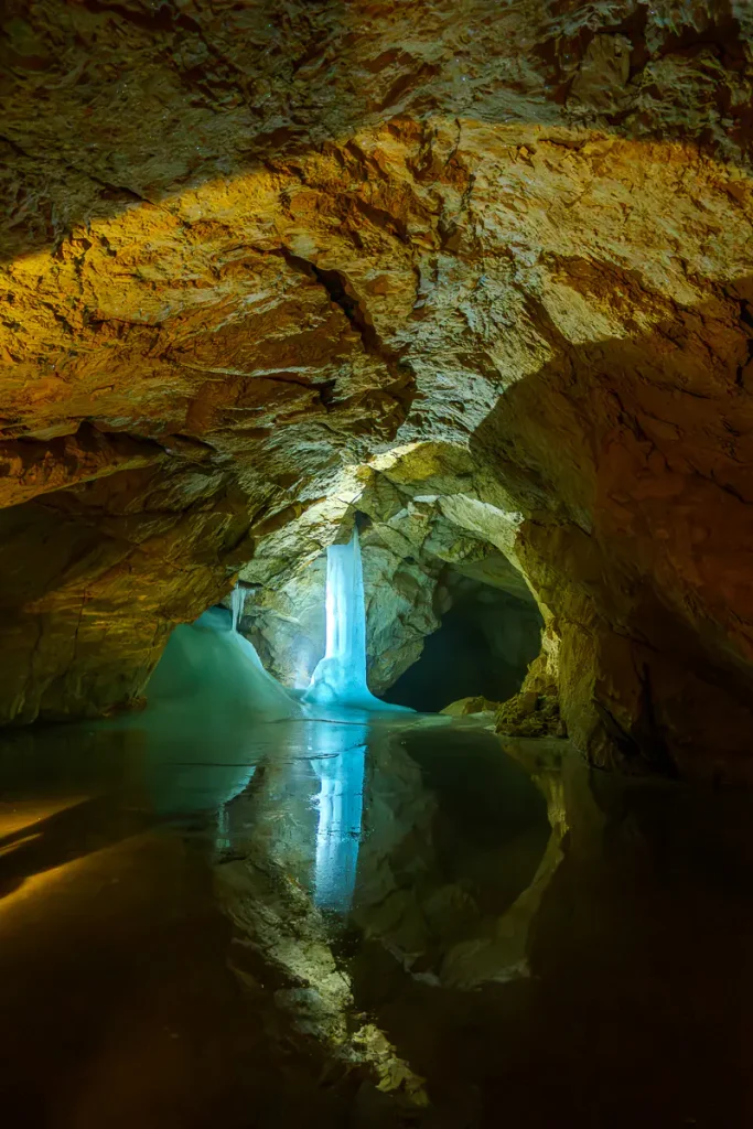 Cosa vedere a Werfen e dintorni: itinerario di 2 giorni nel Salisburghese 25 Una delle sale più spettacolari dell'Eisriesenwelt con una colonna di ghiaccio.