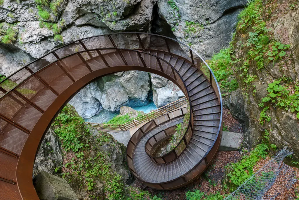 Cosa vedere a Werfen e dintorni: itinerario di 2 giorni nel Salisburghese 31 La spettacolare "Helix" scala a chiocciola di ferro che scende nella gola.