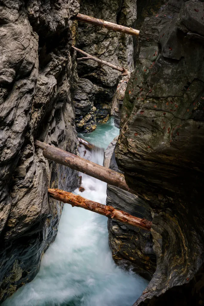 Cosa vedere a Werfen e dintorni: itinerario di 2 giorni nel Salisburghese 30 Tronchi di albero si incastrano all'interno della gola.