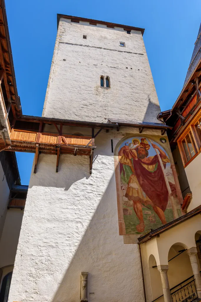 Cosa vedere a Werfen e dintorni: itinerario di 2 giorni nel Salisburghese 7 Il grande mastio centrale (Bergfried) del castello di Mauterndorf.