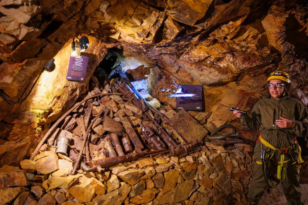 Litija e GEOSS, il cuore geografico della Slovenia: esperienze uniche nelle viscere della terra e tra le fronde degli alberi 5 La nostra guida Nina ci racconta tutto della miniera Sitarjevec di Litija.