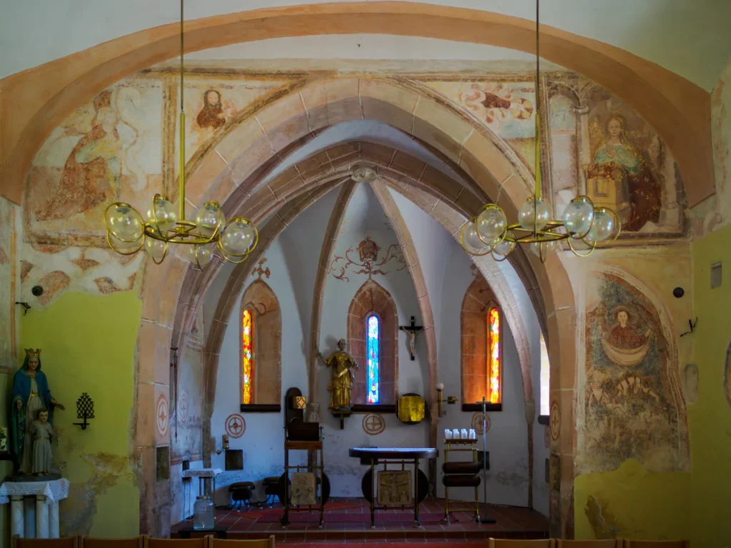 Alla scoperta di Škofljica: itinerario verde e insolito alle porte di Lubiana 6 Gli interni affrescati della chiesa di Sant'Orsola.
