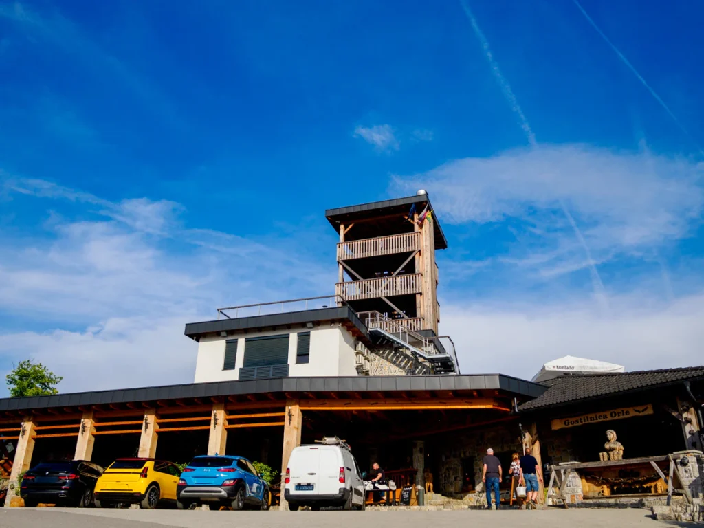 Alla scoperta di Škofljica: itinerario verde e insolito alle porte di Lubiana 10 La torre panoramica di Orle con la trattoria.