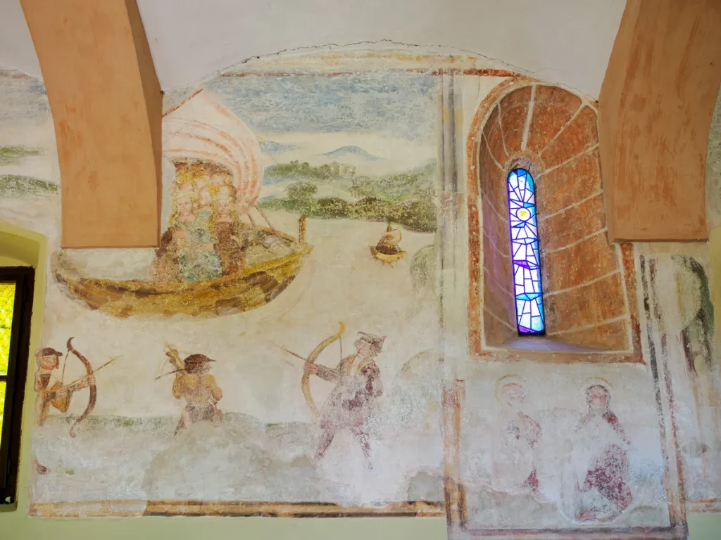 Alla scoperta di Škofljica: itinerario verde e insolito alle porte di Lubiana 7 Il ciclo pitorico dedicato al martirio di Sant'Orsola nell'omonima chiesetta a Škoflica.