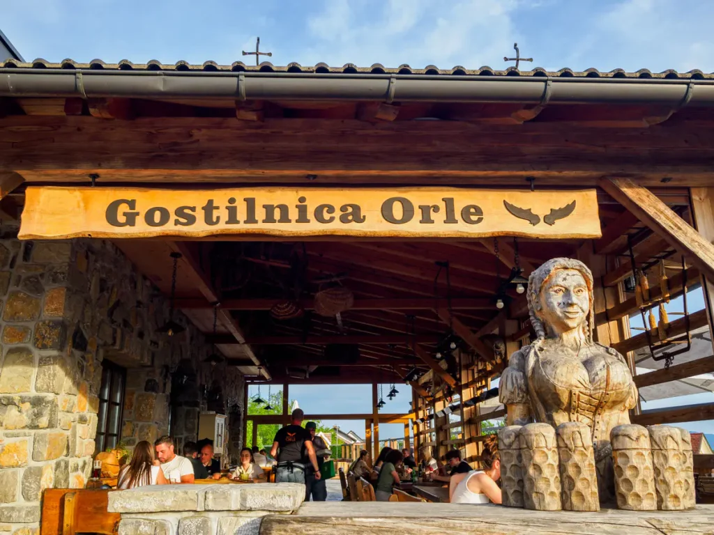 Alla scoperta di Škofljica: itinerario verde e insolito alle porte di Lubiana 13 La celebre trattoria Gostilnica Orle sotto alla torre panoramica.