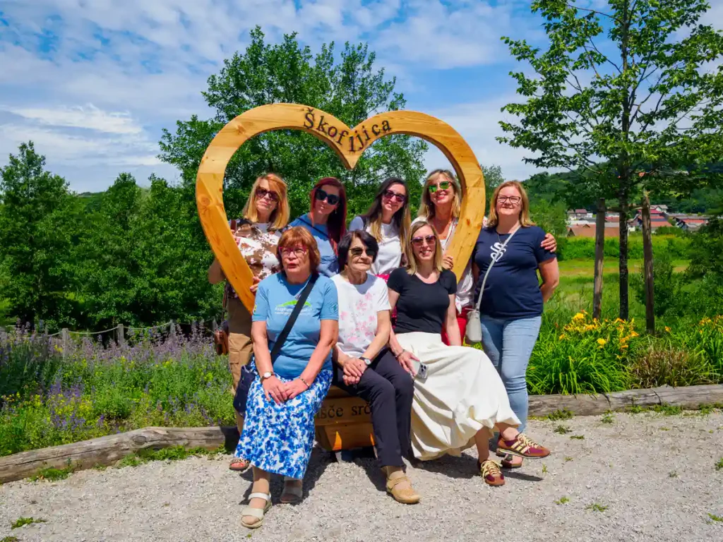 Alla scoperta di Škofljica: itinerario verde e insolito alle porte di Lubiana 14 La parte femminile del nostro gruppo di giornalisti in visita a Škofljica.