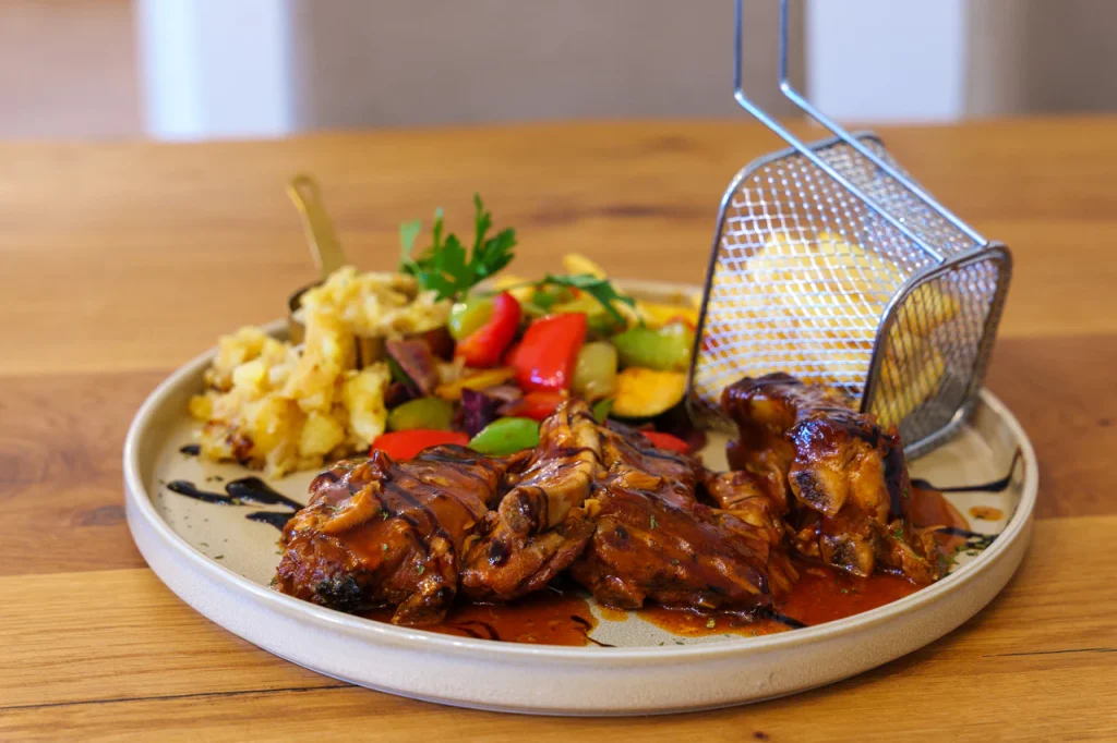 Litija e GEOSS, il cuore geografico della Slovenia: esperienze uniche nelle viscere della terra e tra le fronde degli alberi 14 Costine in salsa BBQ, verdure e patatine fritte da Story a Vače.