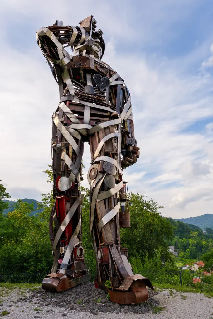 Slovenia insolita: Zasavje, le città minerarie di Trbovlje e Hrastnik e una cena fuori dagli schemi 22 La statua di Prometeo fatta con gli scarti di ferro della miniera di Trbovlje.