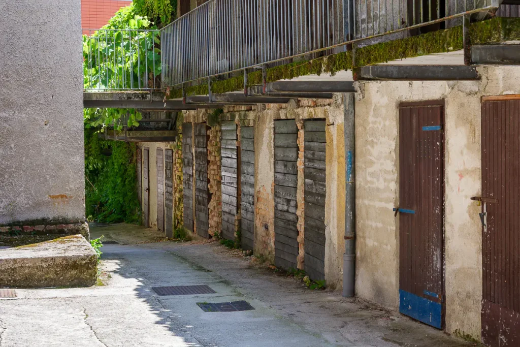 Slovenia insolita: Zasavje, le città minerarie di Trbovlje e Hrastnik e una cena fuori dagli schemi 13 le vecchie case dei minatori nella Njiva Kolonija.