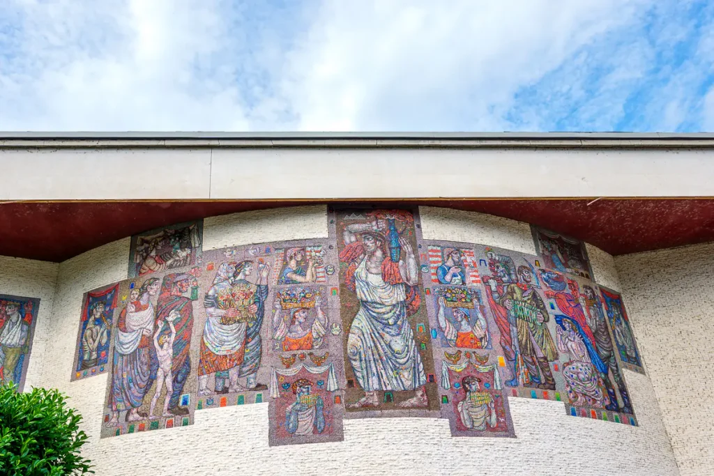 Slovenia insolita: Zasavje, le città minerarie di Trbovlje e Hrastnik e una cena fuori dagli schemi 23 Il Delavski dom di Trbovlje, casa dei lavoratori, accanto all'ostello.