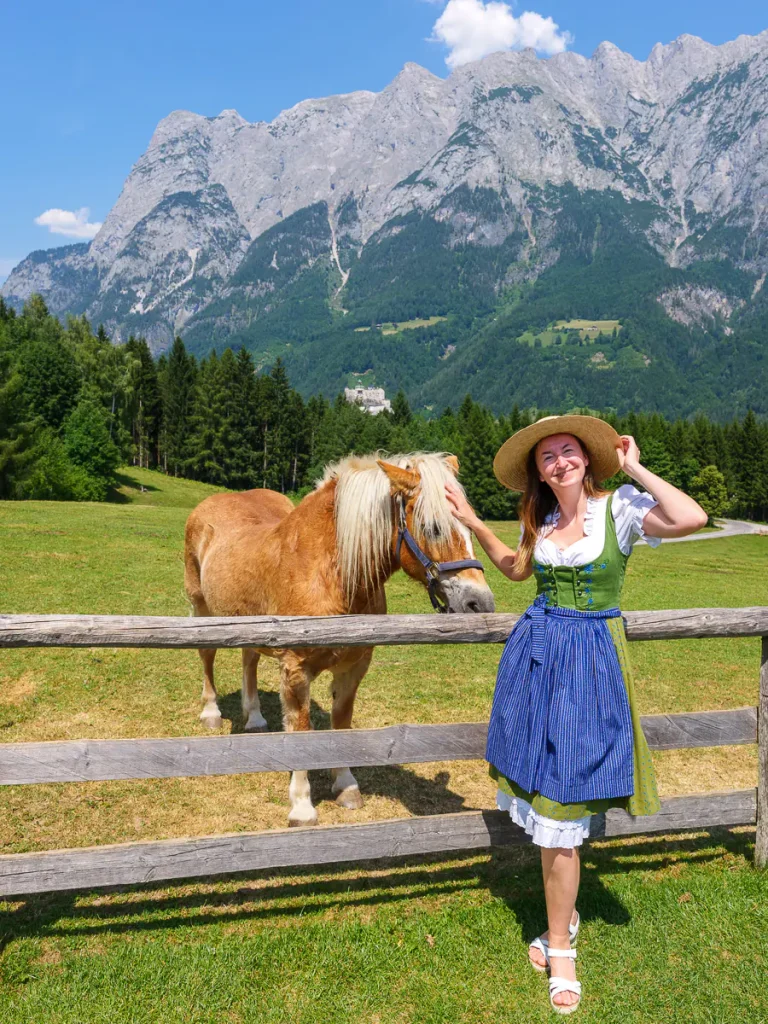 Cosa vedere a Werfen e dintorni: itinerario di 2 giorni nel Salisburghese 27 Sara in "dirndl" sul prato del Gschwandtanger a Werfen, location del film Tutti insieme appassionatamente.