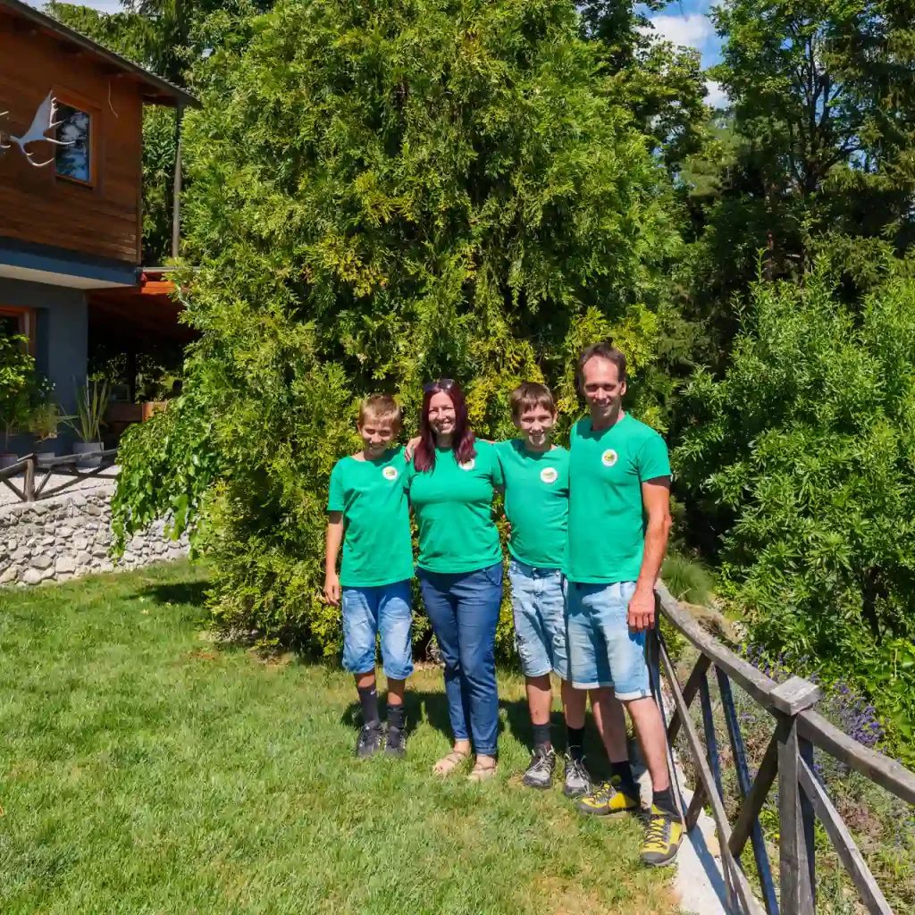 Litija e GEOSS, il cuore geografico della Slovenia: esperienze uniche nelle viscere della terra e tra le fronde degli alberi 9 La famiglia Kos al completo nel loro magnifico giardino Zeleni Raj.