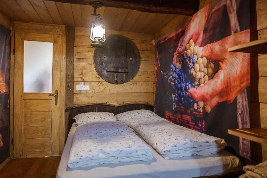Mangiare e dormire in Dolenjska: la nostra guida tra gusto e relax autentico 18 All'interno del nostro magnifico "hram" del Glamping Paradiž Škatlar.
Mangiare e dormire in Dolenjska