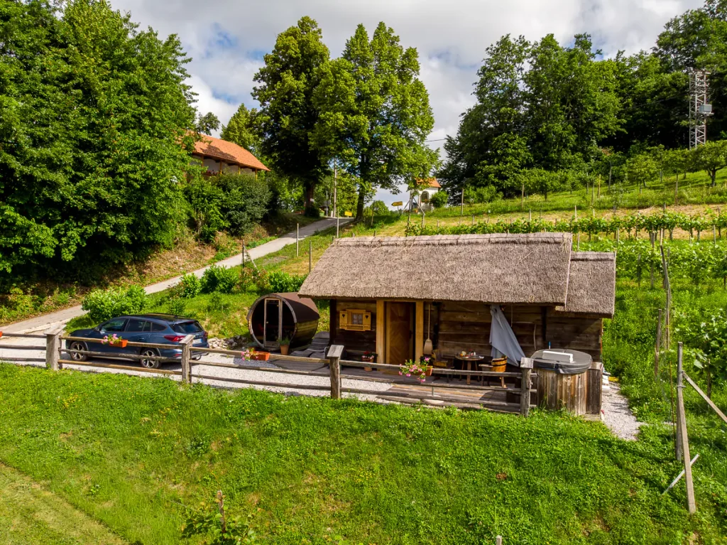 Mangiare e dormire in Dolenjska: la nostra guida tra gusto e relax autentico 17 Una casetta in mezzo al verde solo per noi 2, con sauna e idromassaggio!
Mangiare e dormire in Dolenjska