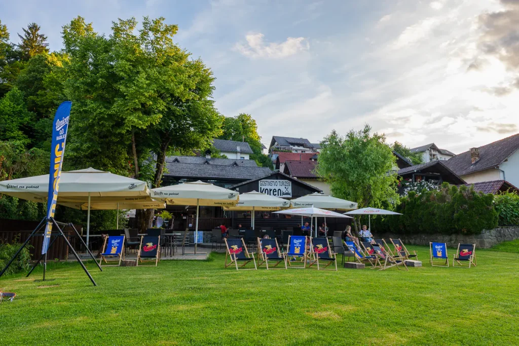 Mangiare e dormire in Dolenjska: la nostra guida tra gusto e relax autentico 4 Turizem Koren, una gostilna con un setting splendido in riva al fiume Krka.