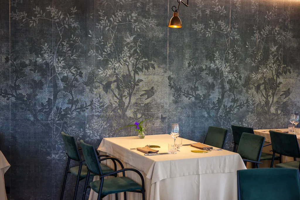Mangiare e dormire in Dolenjska: la nostra guida tra gusto e relax autentico 8 Gli interni minimal ed eleganti del ristorante Hiša Fink a Novo mesto.