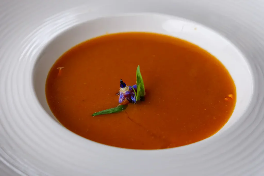 Mangiare e dormire in Dolenjska: la nostra guida tra gusto e relax autentico 11 Bisque di gamberi servita su un gambero intero. Hiša Fink.