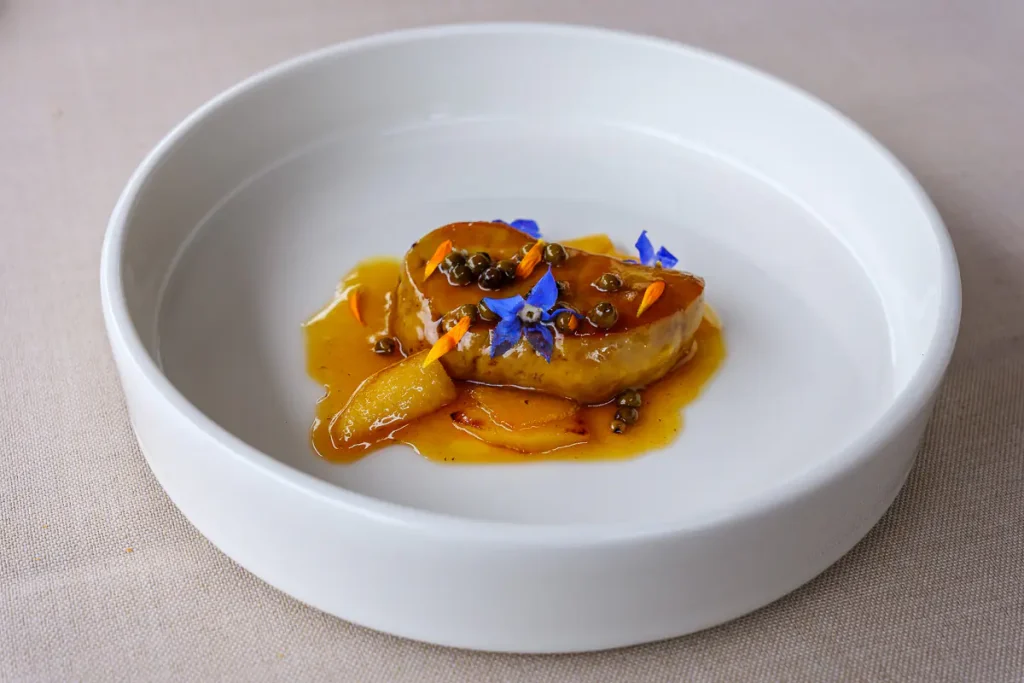 Mangiare e dormire in Dolenjska: la nostra guida tra gusto e relax autentico 12 Foie gras con pesche caramellate. Hiša Fink.