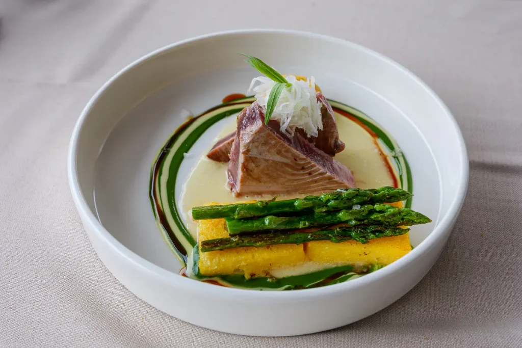 Mangiare e dormire in Dolenjska: la nostra guida tra gusto e relax autentico 14 Bistecca di tonno con asparagi freschi. Hiša Fink.